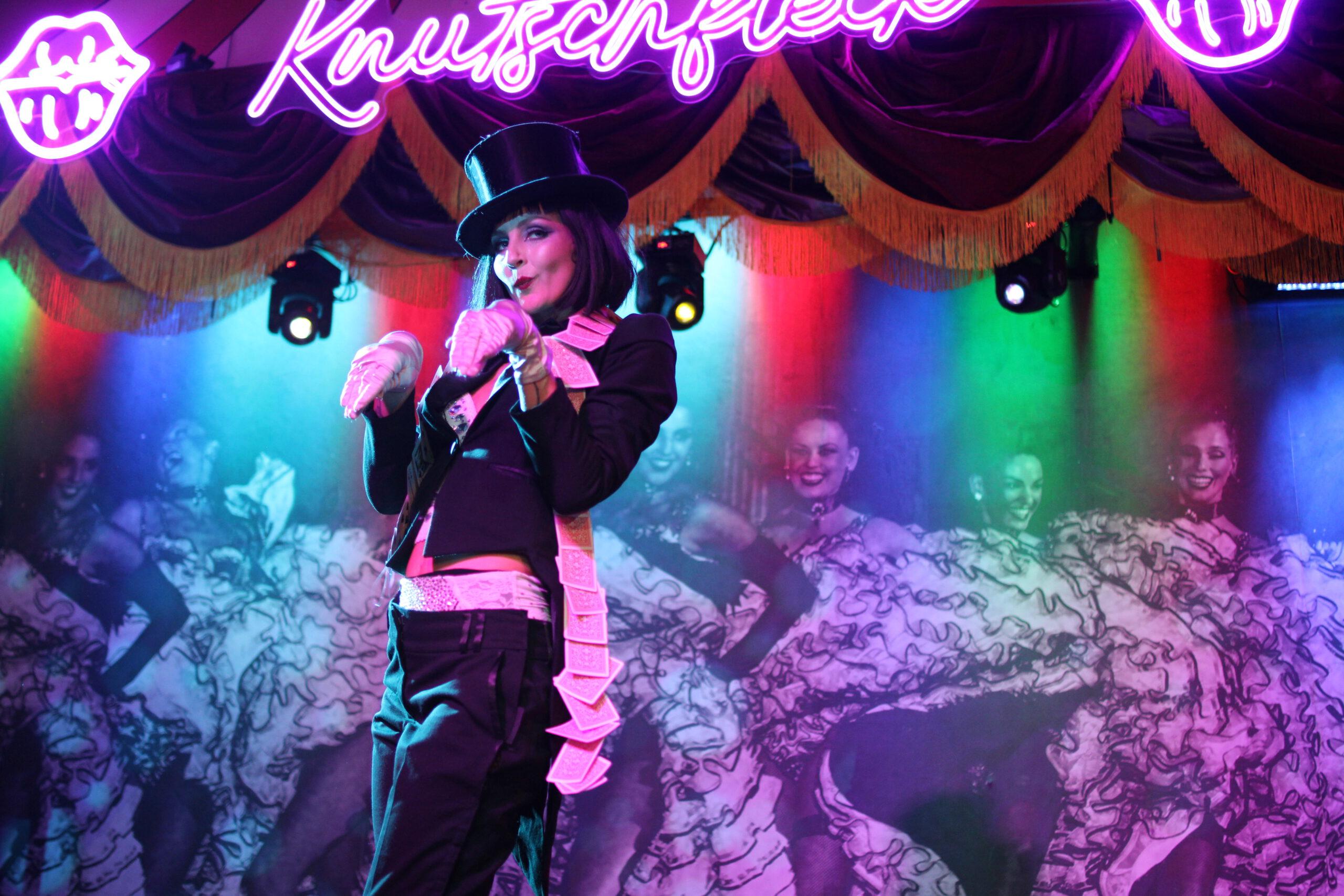 aufregende-zirkus-und-burlesque-show-bar-in-berlin-am-alexanderplatz